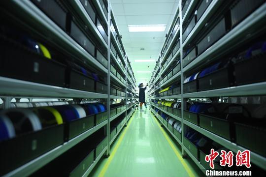 资料图为重庆一家电子信息产业工厂正在进行生产. 陈超 摄